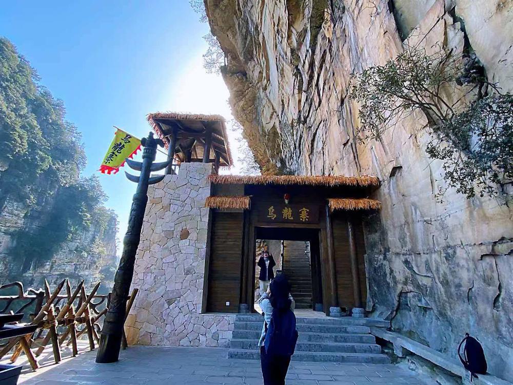 晴朗催熱初冬徒步潮：崖壁古寨間解鎖張家界山野趣味